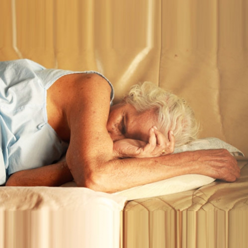 Dormir de bruços e de lado: posições que causam distorção facial e rugas ao longo do tempo
