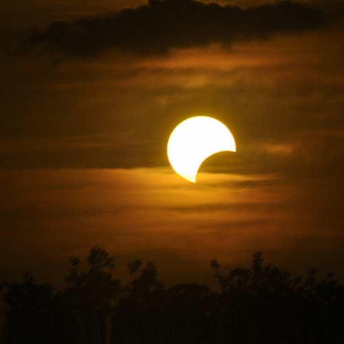 Mais uma trilogia de eclipses