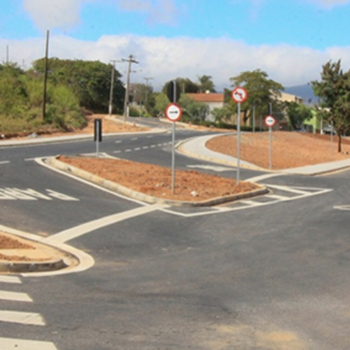 Obras de asfalto na avenida Maria Alvim Soares estão em fase de conclusão