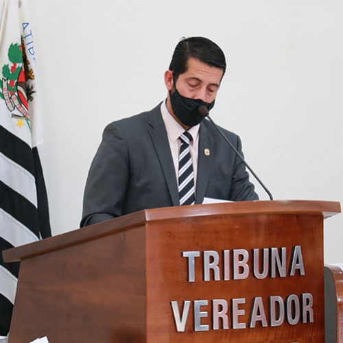 Sinalização viária na Estrada Municipal Luciano Rocha Peçanha
